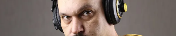Un productor escuchando un beat con auriculares en el estudio