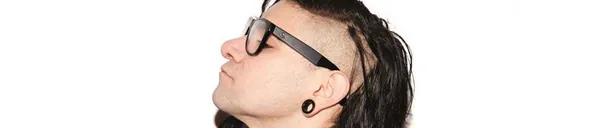 Skrillex che guarda di lato mentre fa dubstep music