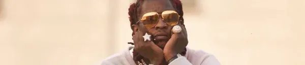 Young Thug con varios anillos puestos en las manos